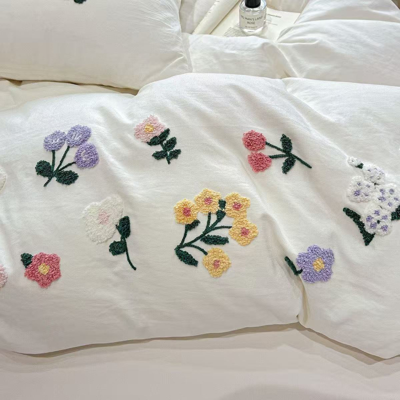 美しい花柄刺繍が施された、柔らかく快適な肌触りの掛け布団カバ - Aesthetic Floral Duvet Cover のレビューと価格