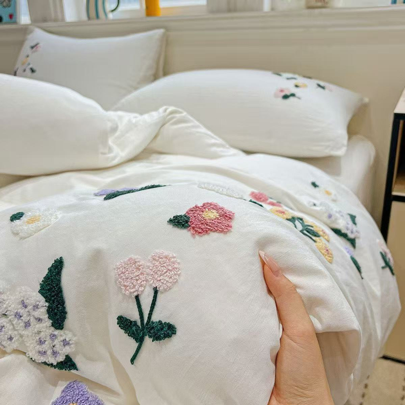 美しい花柄刺繍が施された、柔らかく快適な肌触りの掛け布団カバ - Aesthetic Floral Duvet Cover のレビューと価格